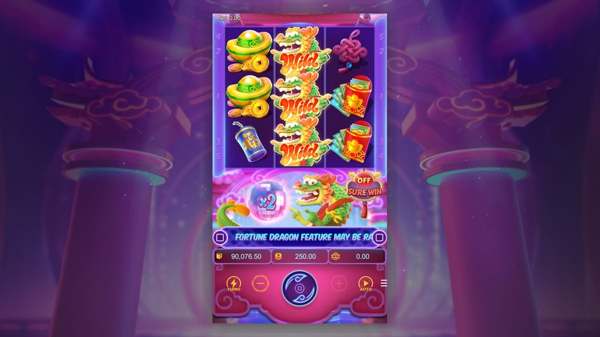 Grade 3x3 do Fortune Dragon no jogo base com o Multiplier Reel girando abaixo da grade. PG Soft.