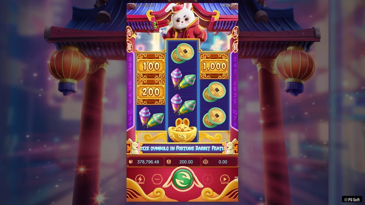 Prize Symbols durante a Fortune Rabbit Feature com valores 100x, 200x e 1.000x visíveis nos rolos. PG Soft.